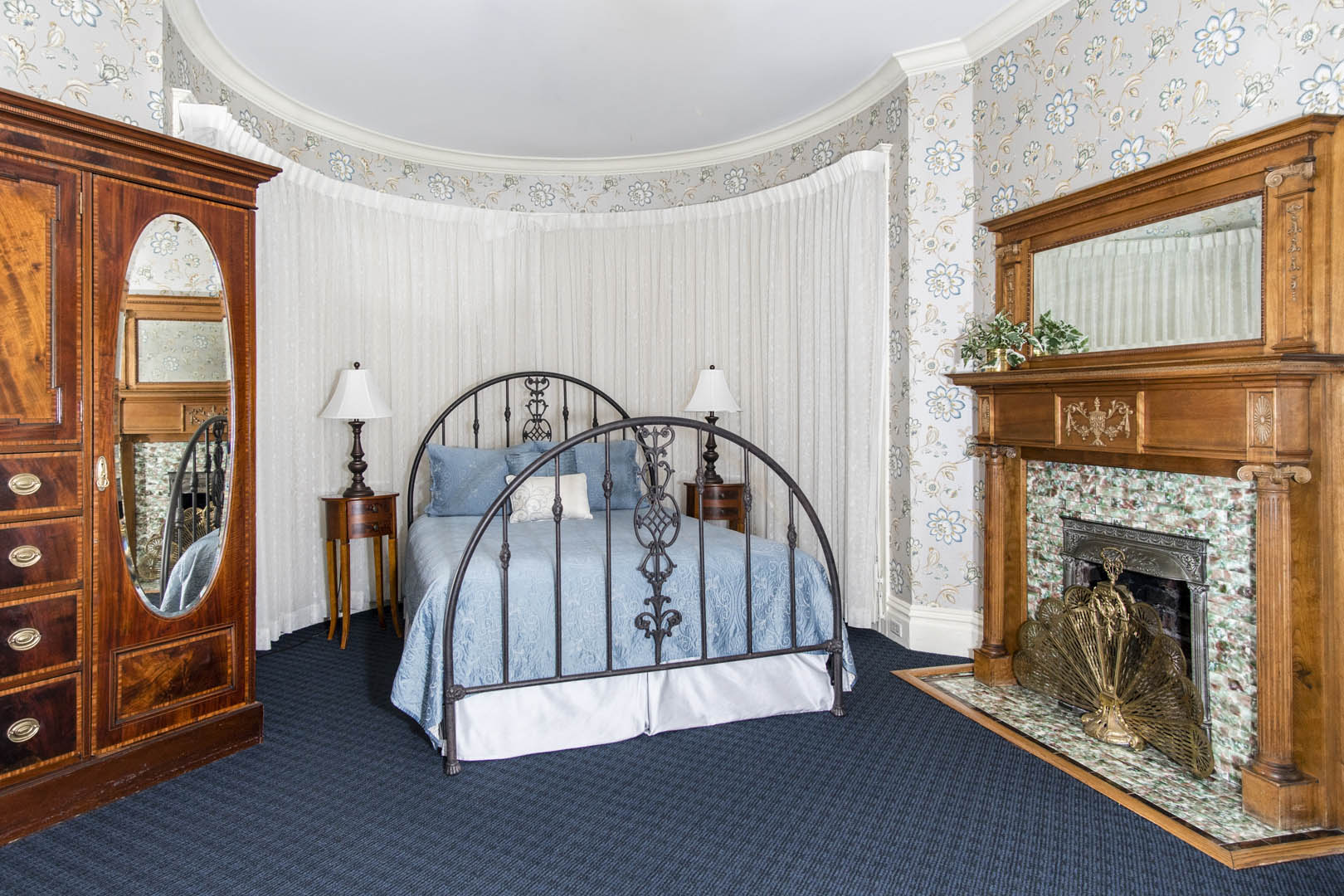 A charming master bedroom at VRI's Nob Hill Inn in San Francisco, California.